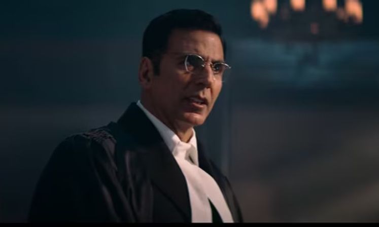 Akshay Kumar in courtroom attire speaking during a trial scene in Kesari 2